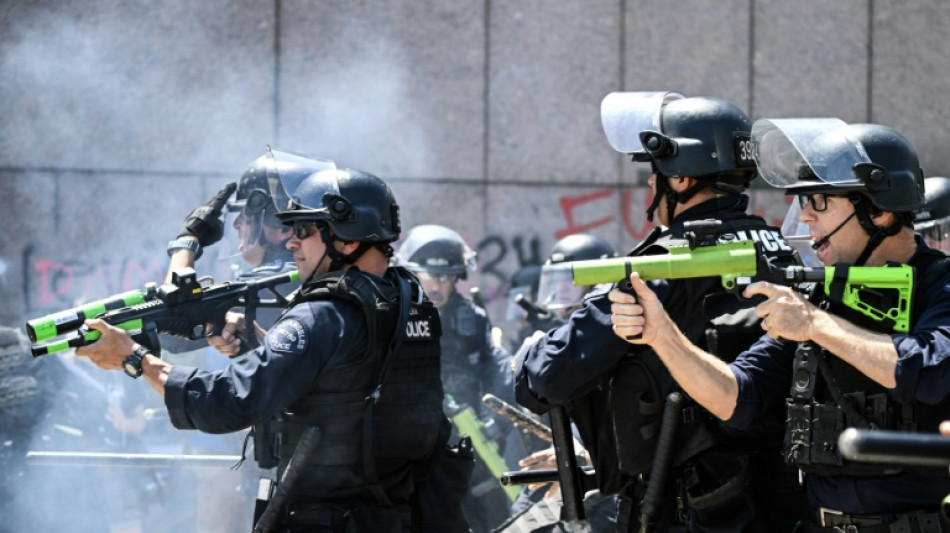 Polícia de Los Angeles anuncia detenções sob toque de recolher; Texas mobiliza a Guarda Nacional