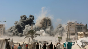 Israel destrói edifício em Gaza e Hamas publica vídeo de reféns no dia 700 da guerra