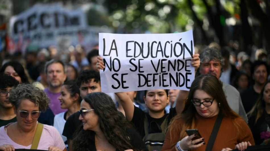 Estudantes protestam na Argentina contra ajustes nas universidades p&uacute;blicas