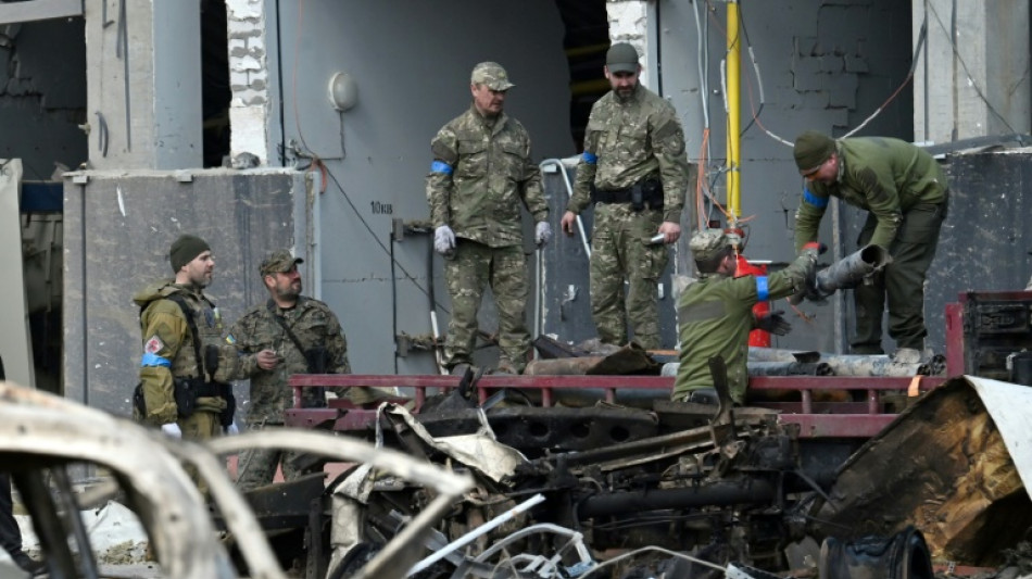 Refugiados huyen del recrudecimiento del combate en las afueras de Kiev, constatan periodistas de AFP