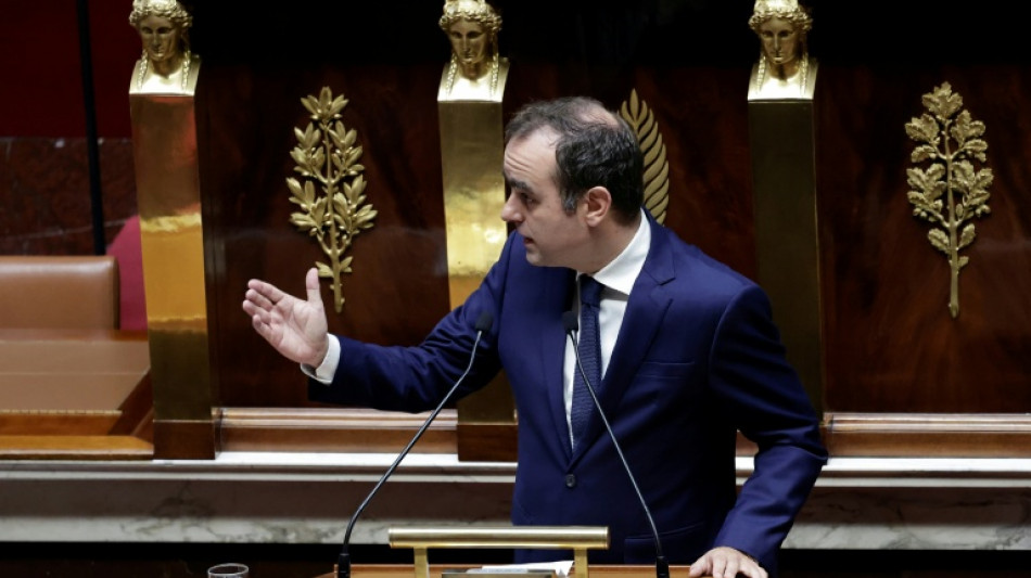 Primeiro-ministro francês sobrevive a duas moções de censura