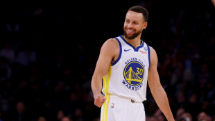 Curry's bounce-back game carries Warriors over Knicks
