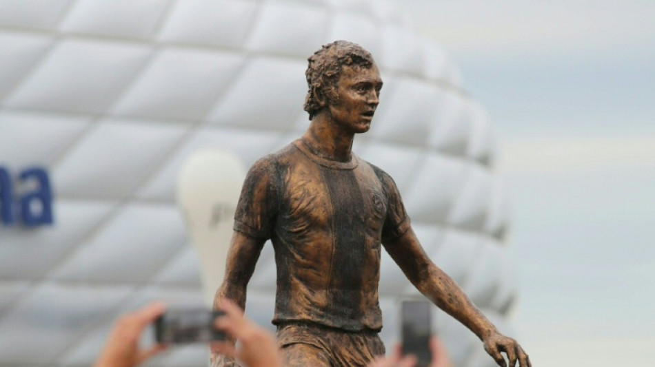 Estátua de Beckenbauer é inaugurada em frente à Allianz Arena em Munique