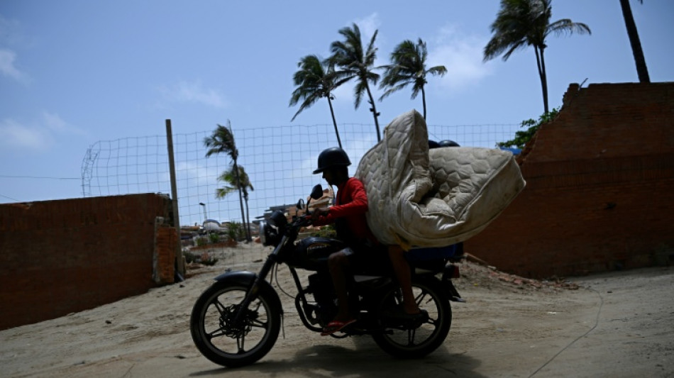 Em para&iacute;so costeiro da Venezuela, sucata ajuda a sobreviver ap&oacute;s terremotos