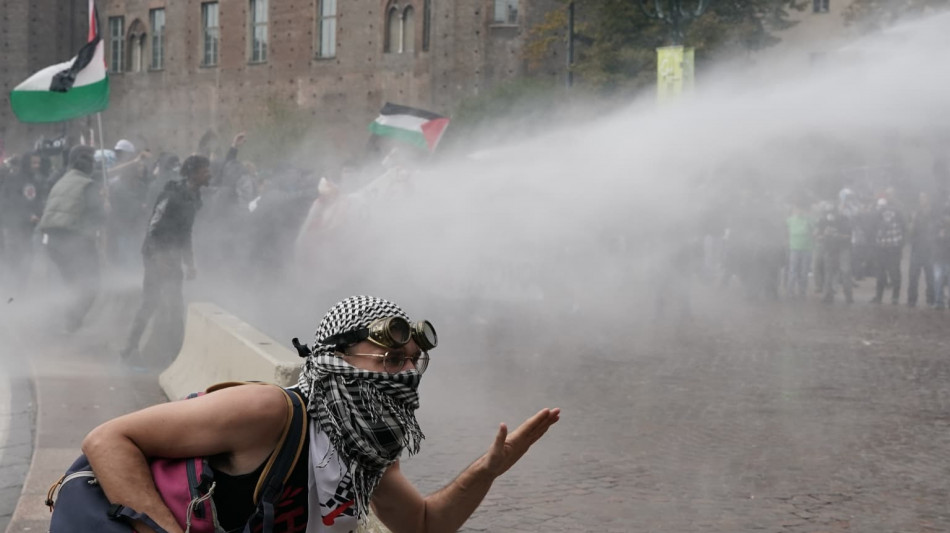 Corteo studenti Torino, lancio di sassi contro gli agenti