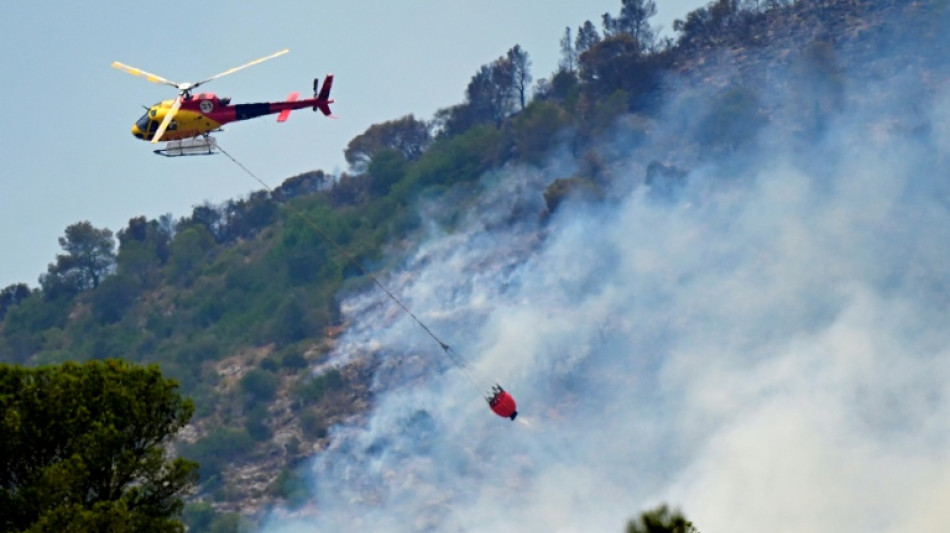 Levantan gran parte del confinamiento para afectados por un incendio en España, que sigue activo