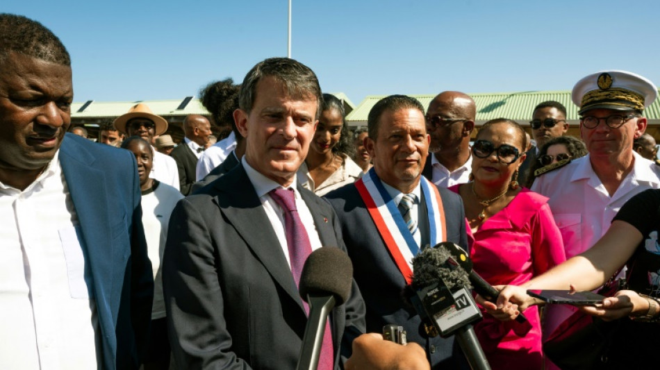 En visite en Martinique, Valls annonce un projet de loi contre la vie ch&egrave;re en Outre-mer