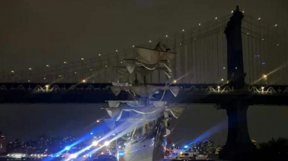 22 Verletzte: Segelschulschiff der mexikanischen Marine rammt Brooklyn Bridge in New York