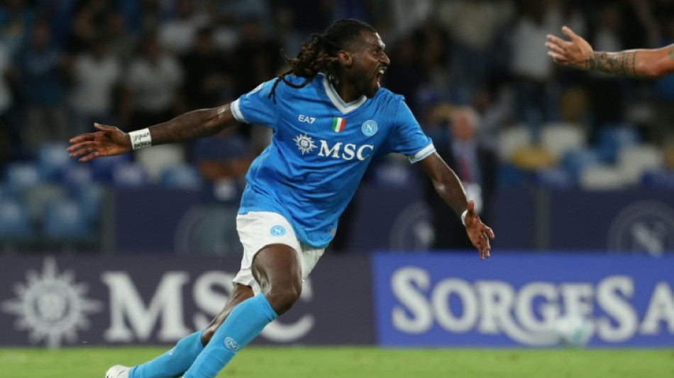 Napoli vence Cagliari com gol nos acr&eacute;scimos e sobe para lideran&ccedil;a do Italiano