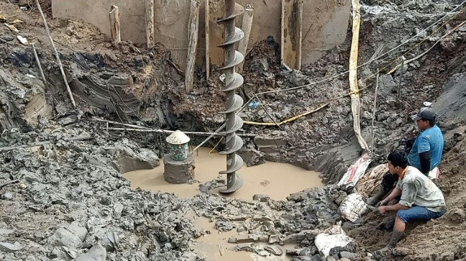 Vietnam: des sauveteurs bataillent pour secourir un enfant tomb&eacute; dans un trou de 35 m&egrave;tres