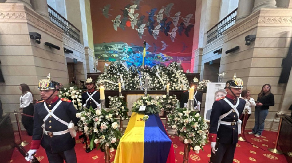 Milhares de colombianos se despedem do presidenci&aacute;vel assassinado Miguel Uribe