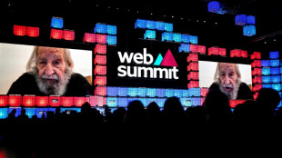 Noam Chomsky sale de hospital en Brasil y seguir&aacute; "tratamiento" en casa