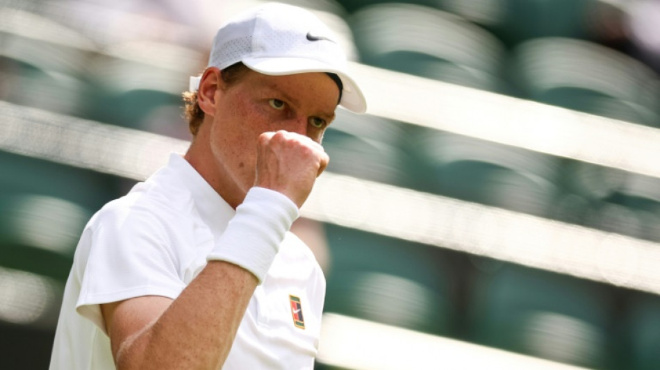 Jannik Sinner passa com facilidade pela 1&ordf; rodada de Wimbledon
