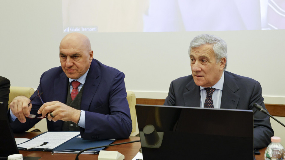 Crosetto, avr&ograve; sbagliato da ministro e mi scuso ma a Dubai c'erano i miei figli