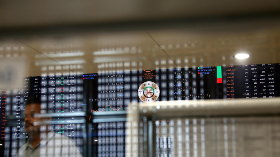 Petrolio in calo, mercati valutano prospettive per Ucraina