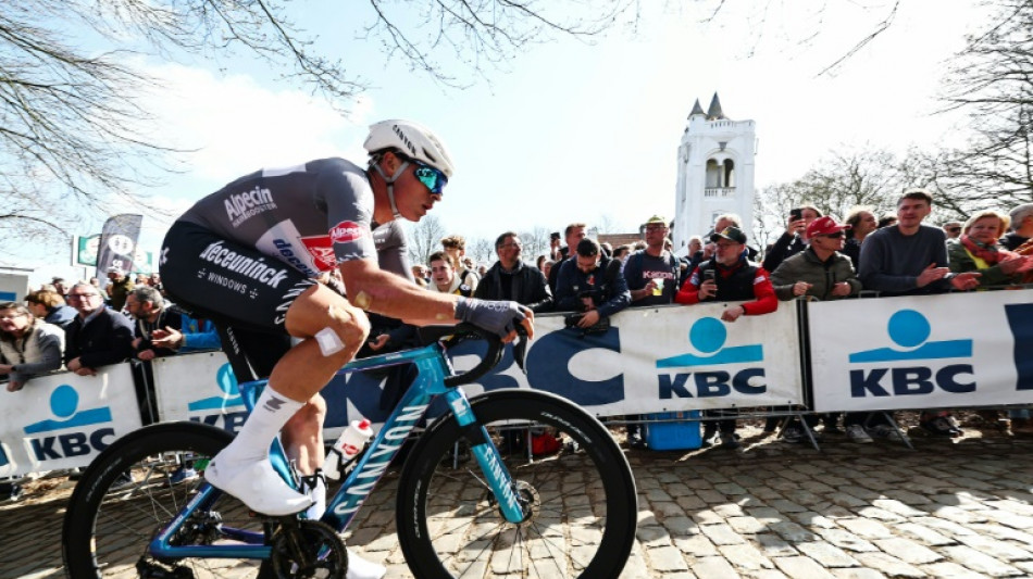 Paris-Roubaix: derri&egrave;re Van der Poel, Philipsen attend son heure