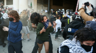 Una jueza bloquea una ley de California que proh&iacute;be a los agentes migratorios usar m&aacute;scaras en las redadas