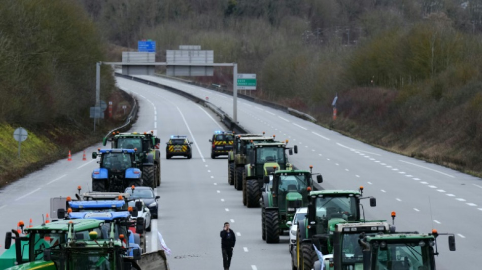 Governo franc&ecirc;s faz concess&otilde;es, mas sindicato agropecu&aacute;rio mant&eacute;m protestos