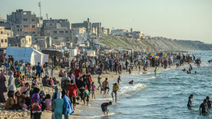 Moradores de Gaza buscam al&iacute;vio na praia, como faziam antes da guerra