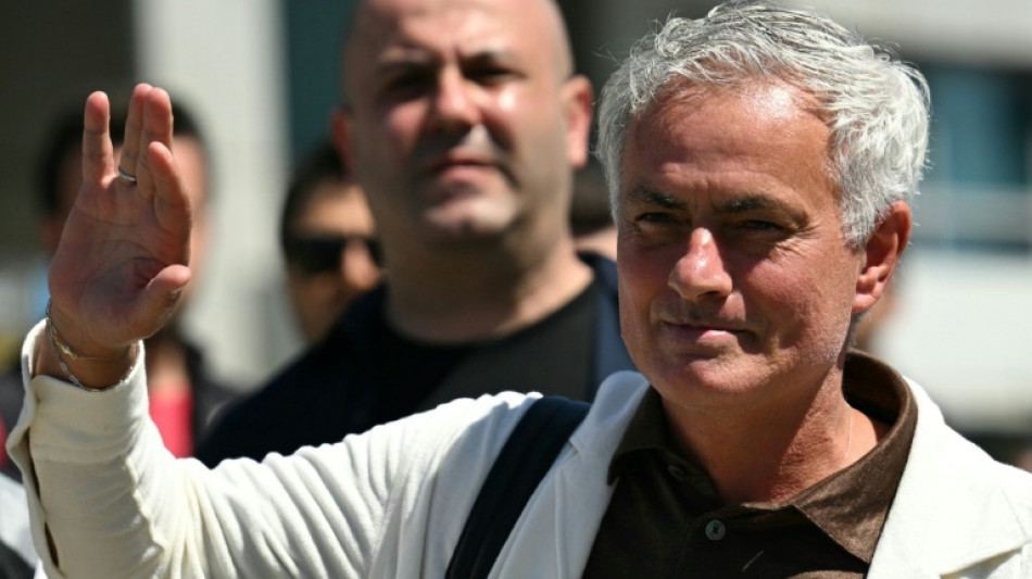 Foot: accueilli en popstar, Mourinho prend un nouvel &eacute;lan au Fenerbah&ccedil;e 