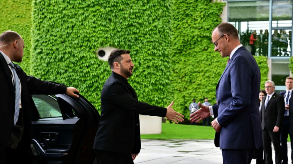 Selenskyj mit milit&auml;rischen Ehren von Merz in Berlin empfangen