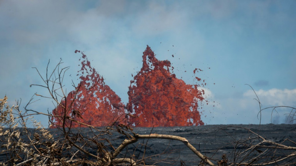 El volc&aacute;n Kilauea, en Haw&aacute;i, lanza espectaculares chorros de lava