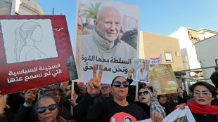 Centinaia di persone protestano contro il governo in Tunisia