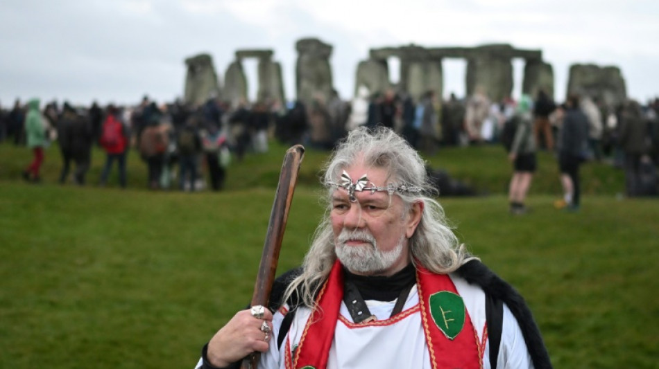 Des milliers de personnes c&eacute;l&egrave;brent le solstice d'hiver &agrave; Stonehenge