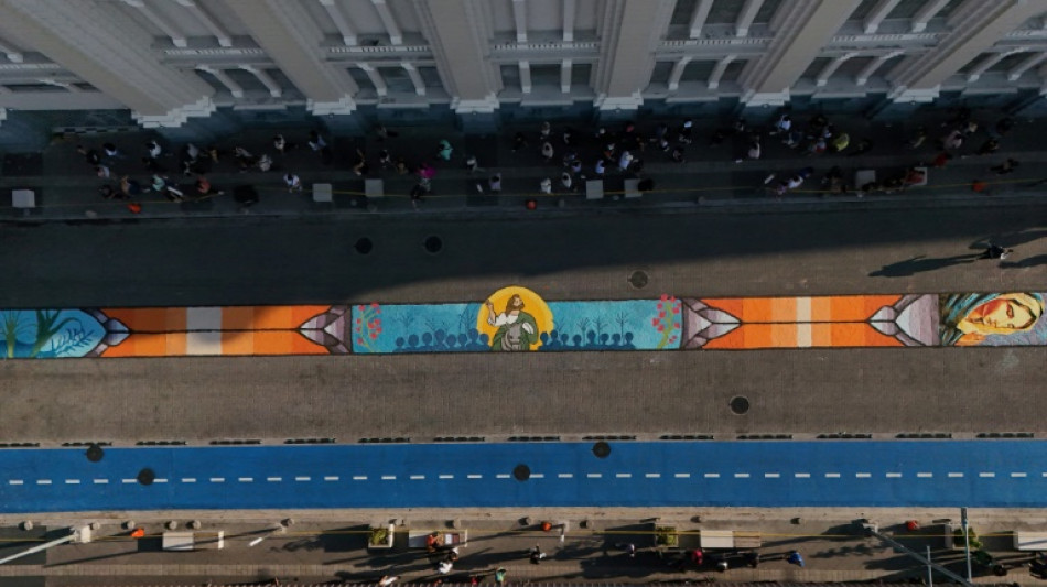 Salvadorenhos confeccionam tapete de sal com mais de 1 km na Semana Santa