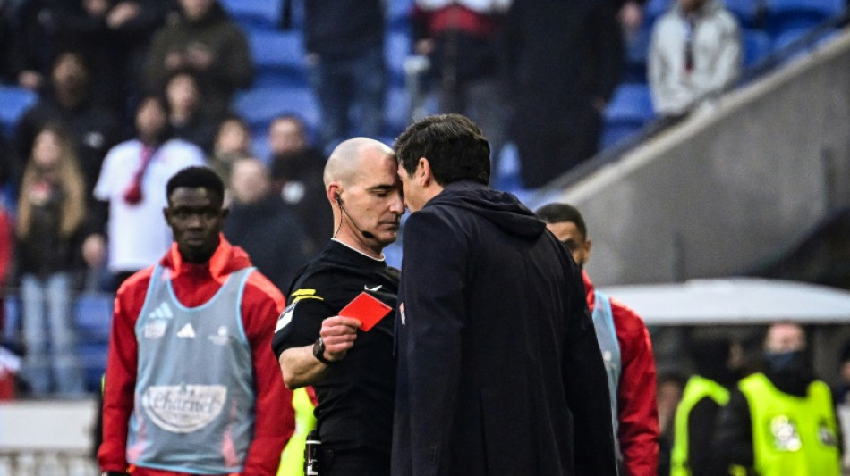 T&eacute;cnico do Lyon &eacute; suspenso por 8 meses por amea&ccedil;ar dar cabe&ccedil;ada em &aacute;rbitro