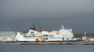 Su&egrave;de: le ferry &eacute;chou&eacute; remorqu&eacute; dans un port du sud du pays