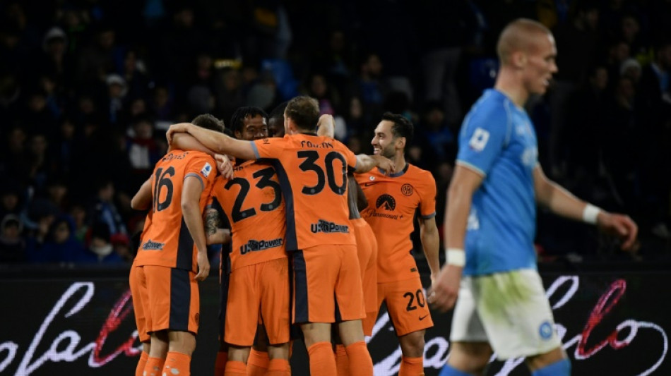 Inter vence Napoli (3-0) e recupera lideran&ccedil;a da Serie A