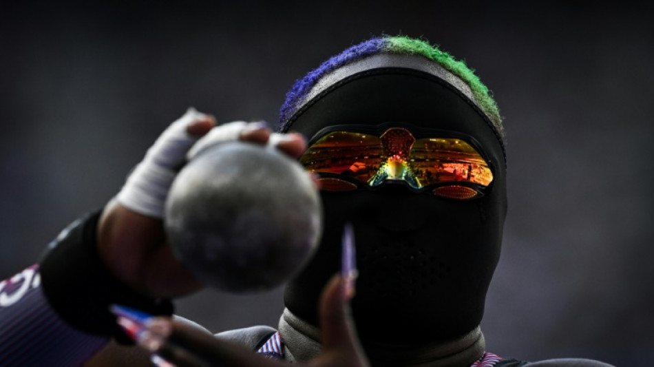 Americana do arremesso de peso compete em Paris usando m&aacute;scara preta