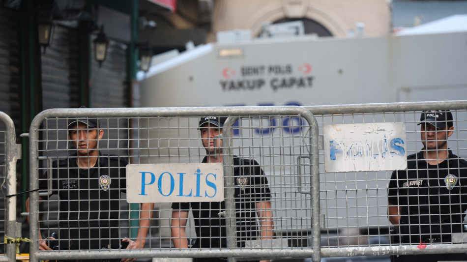 Sparatoria con 7 feriti in liceo turco, trattative in corso con attentatore