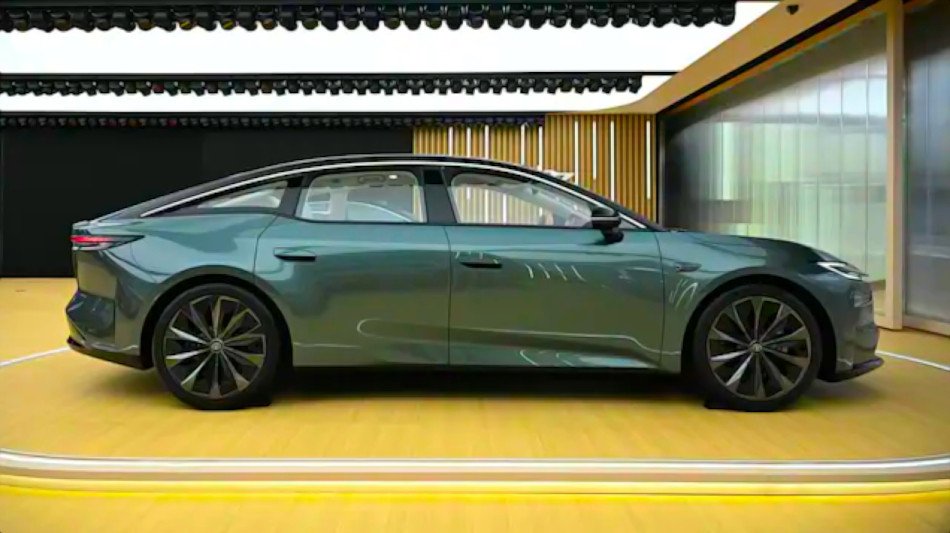Toyota bZ7: Lujo el&eacute;ctrico en China