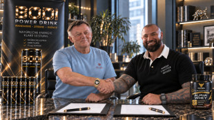 एलेक्स बोडी और प्रो. डॉ. डायटर लाज़िक ने ALPHA WHEY और BODI एनर्जी ड्रिंक के लिए एक अनुबंध पर हस्ताक्षर किए